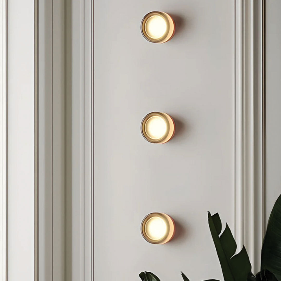 Moderne Wandleuchte aus Metall und Glas mit einstellbarem Lichtton