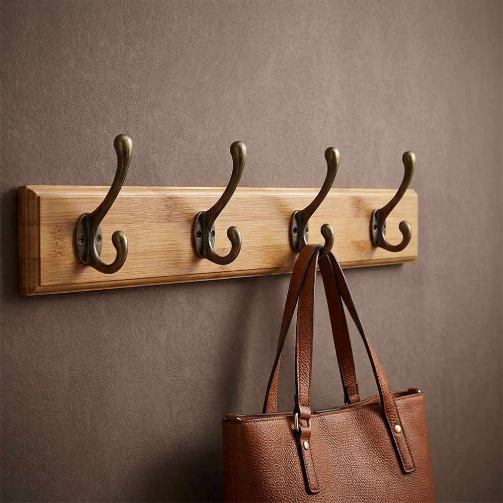 Skulpturale minimalistische organische Wandgarderobe aus Holz