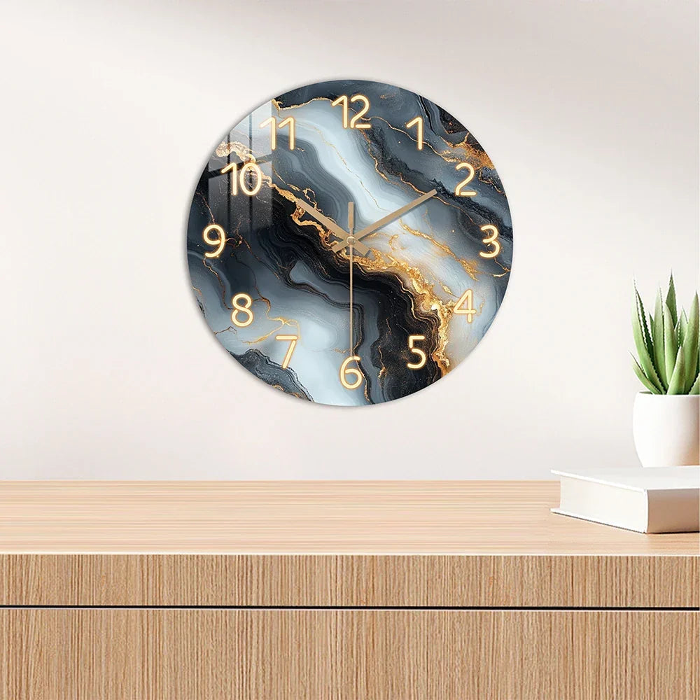 Runde Holzwanduhr mit Marmoreffekt und leisem Uhrwerk