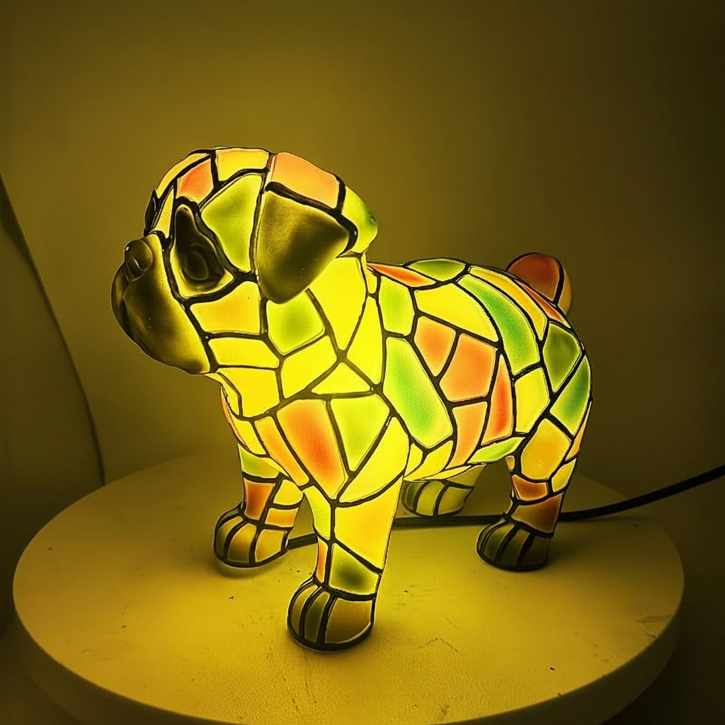 Akzent-Tischlampe mit skulpturaler Hundefigur aus Kunstharz und Buntglas