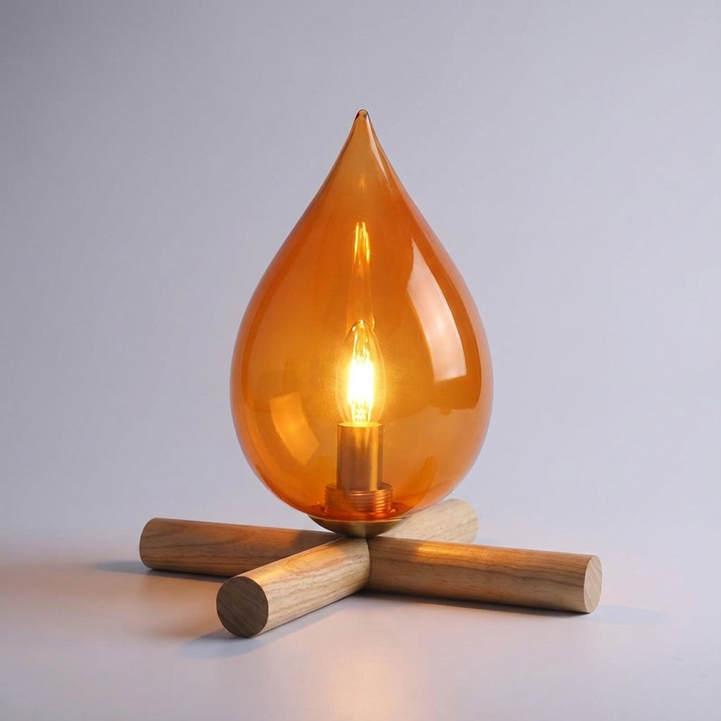 Minimalistische Tischlampe mit tropfenförmigem Glasschirm, Holzsockel und flackerndem Flammenlicht
