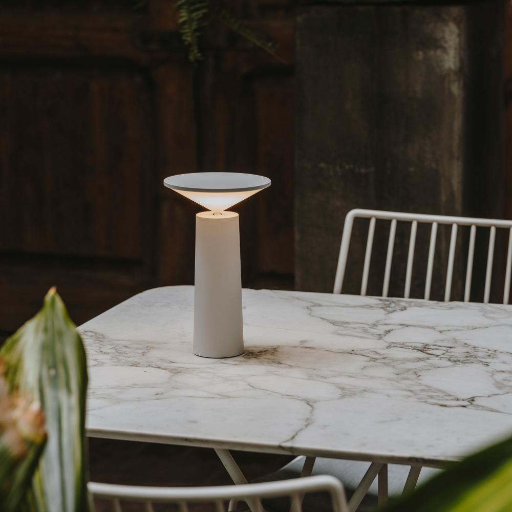 Skulpturale kabellose, wiederaufladbare dimmbare Tischlampe mit Kegelsilhouette