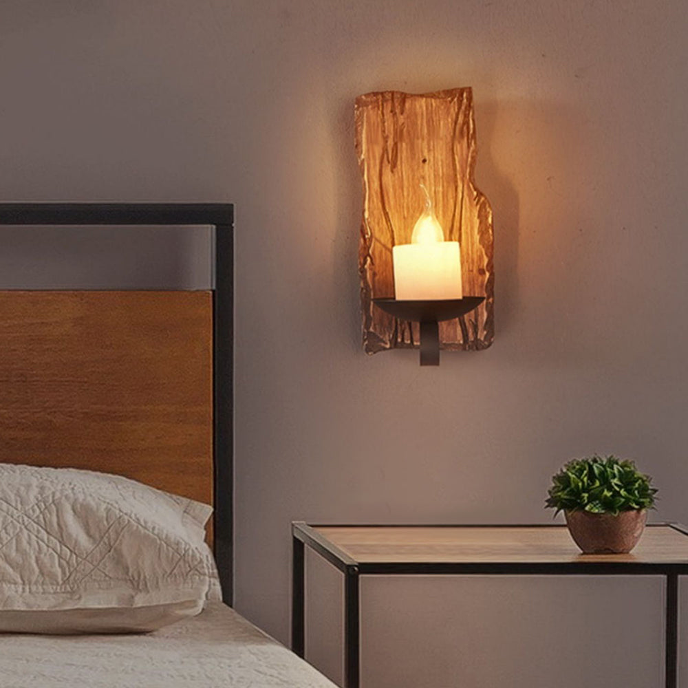 Rustikale handgefertigte Wandleuchte aus Naturholz mit Maserung und kerzenähnlichem Vintage-Design