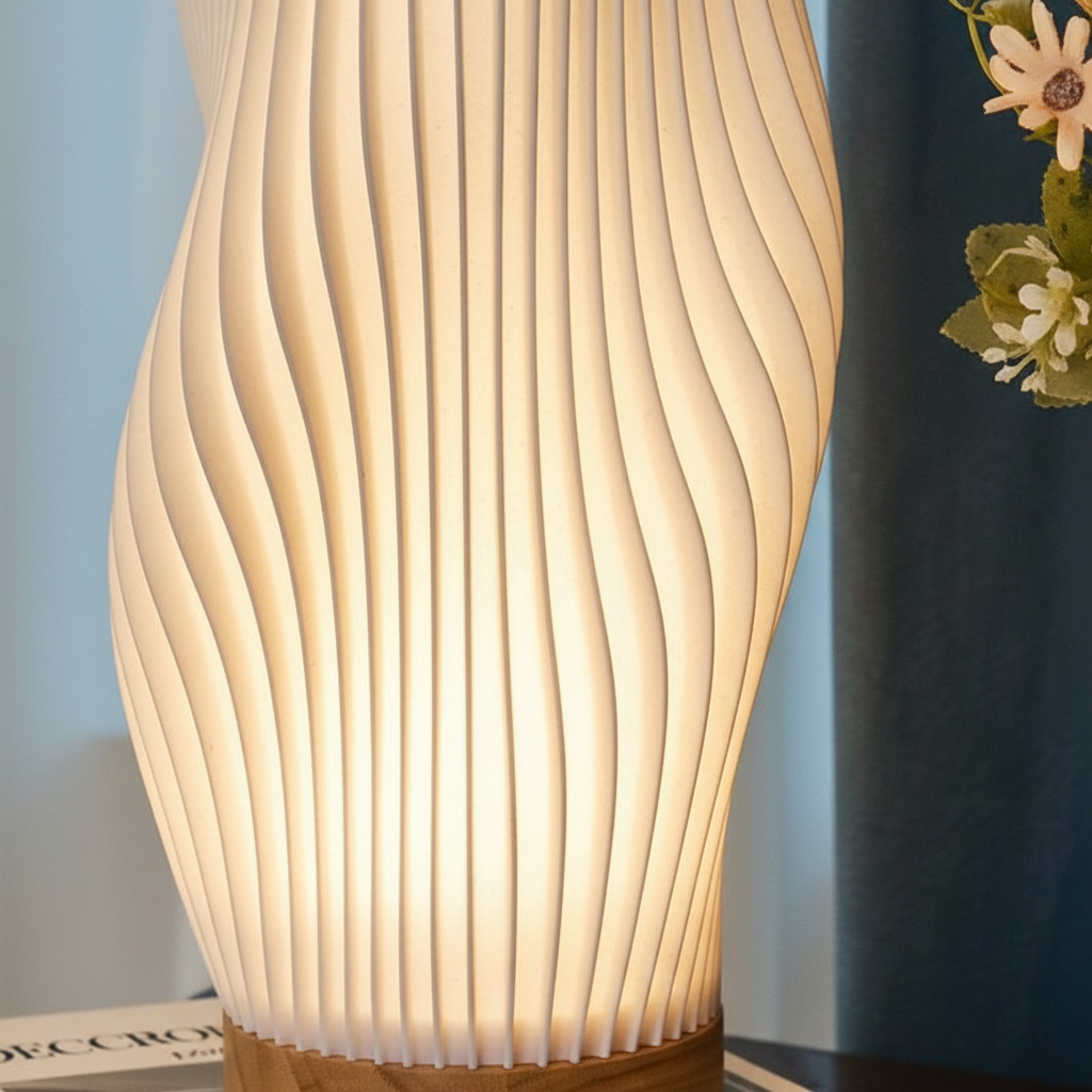 Skulpturel bølgeformet bordlampe med justerbar dæmpning og USB