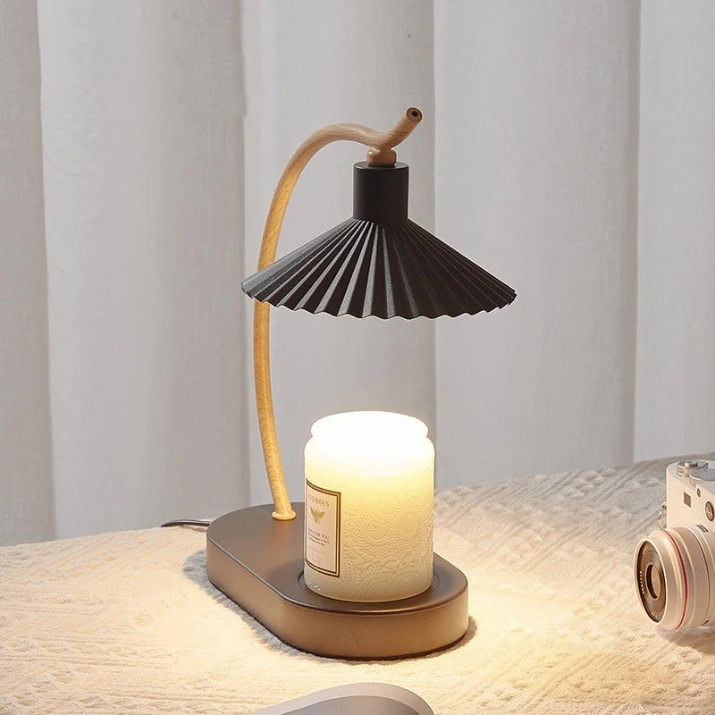 Tischlampe mit plissiertem Schirm, nordischem Holzarm und Kerzenwärmer