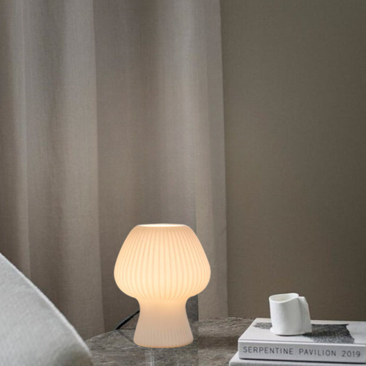Vintage bordlampe i rillet glas med svampeform til sengebordet