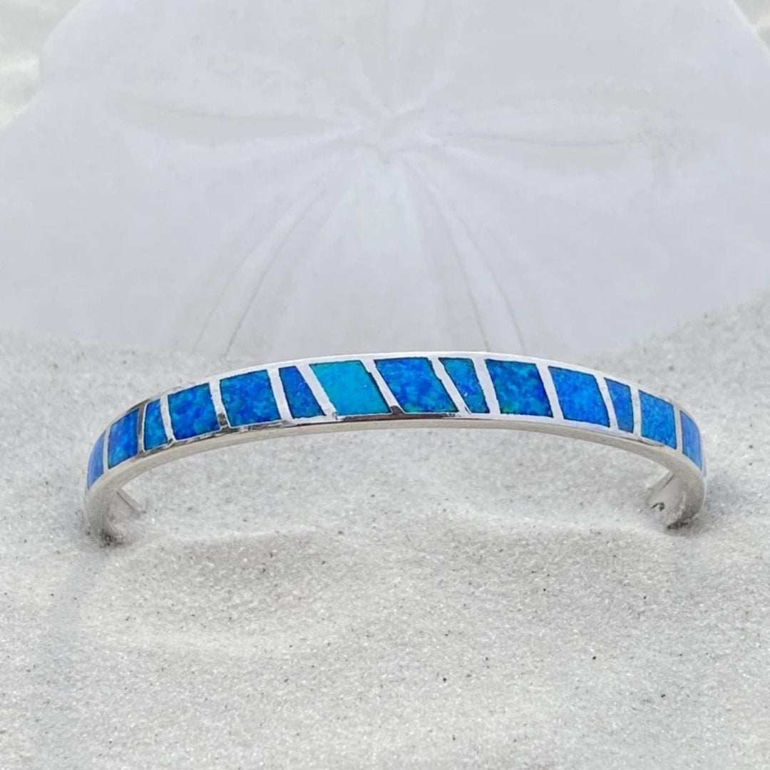 Hav-inspireret armbånd med poleret sølv og opalsten