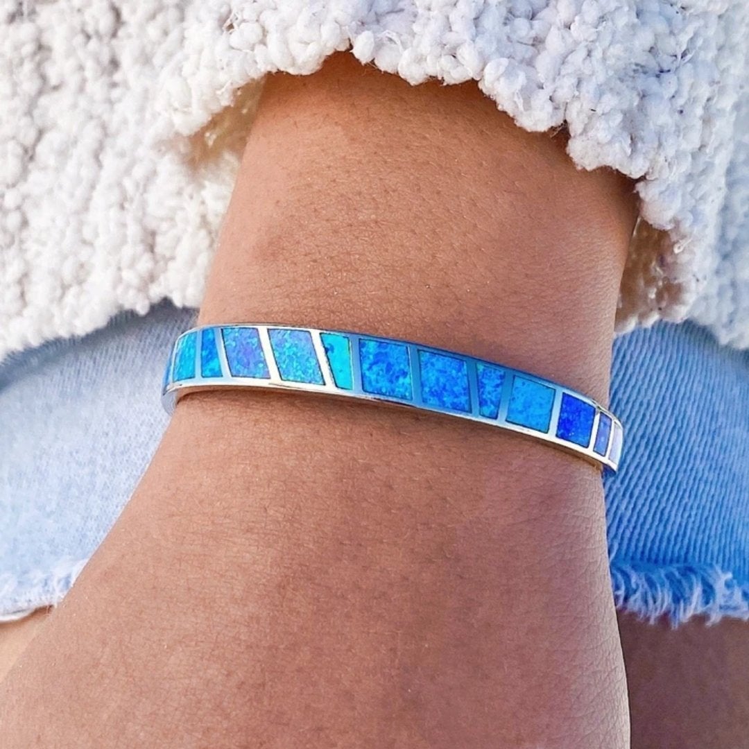 Hav-inspireret armbånd med poleret sølv og opalsten