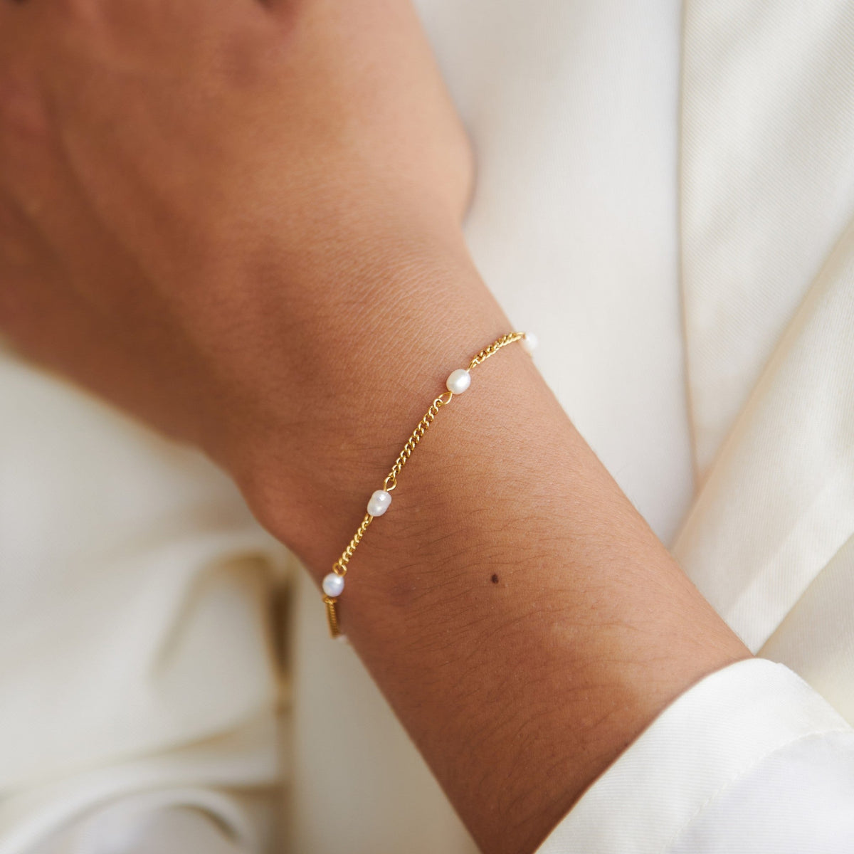 Håndlavet armbånd med ferskvandsperle og guldbelagt rustfrit stål
