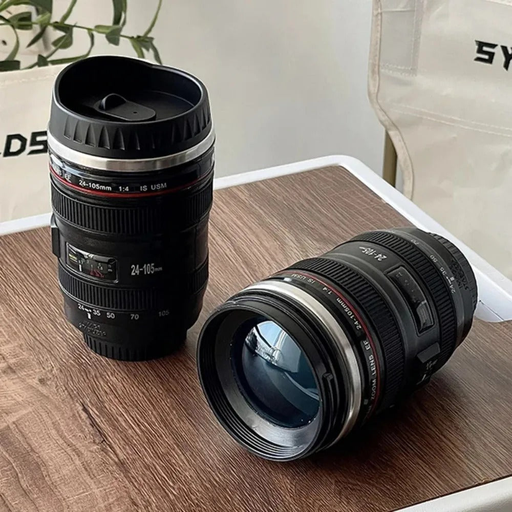 Kaffekrus formet som et realistisk kameralinse med fokusring