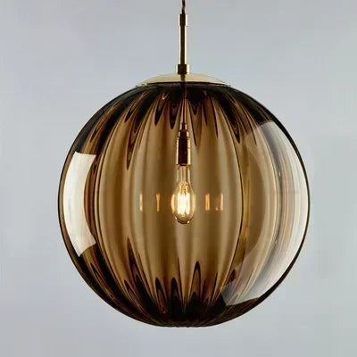 Nordische Pendelleuchte mit zeitgemäßer Glaskugel und energieeffizienter Beleuchtung