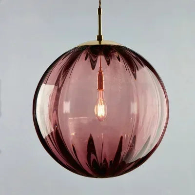 Nordische Pendelleuchte mit zeitgemäßer Glaskugel und energieeffizienter Beleuchtung