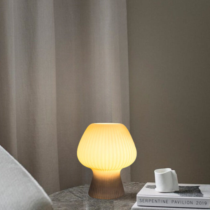 Vintage bordlampe i rillet glas med svampeform til sengebordet