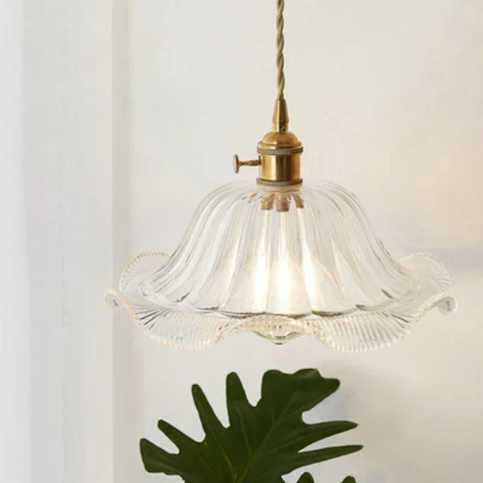 Industrielle Pendelleuchte für den Essbereich mit handgeblasenem rundem Glasschirm