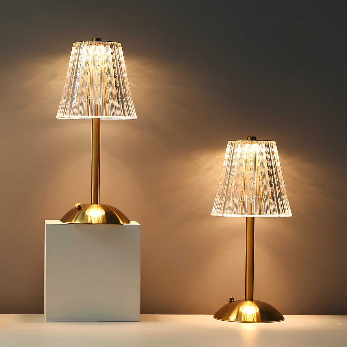 Wiederaufladbare Tischlampe mit Kristall-Lampenschirm, gebürstetem Aluminium und Touch-Steuerung