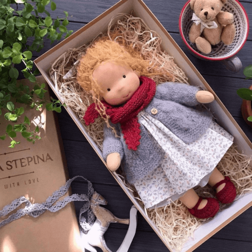 Handgefertigte, bezaubernde weiche Plüsch-Babypuppe als Spielgefährtin