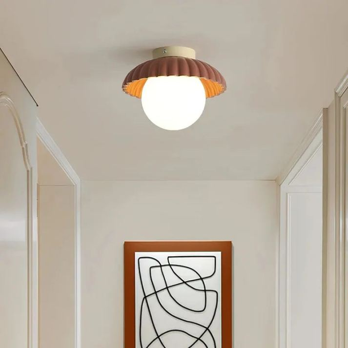 Flächenbündige Deckenleuchte mit geripptem Eisen und mattierter Glaskugel