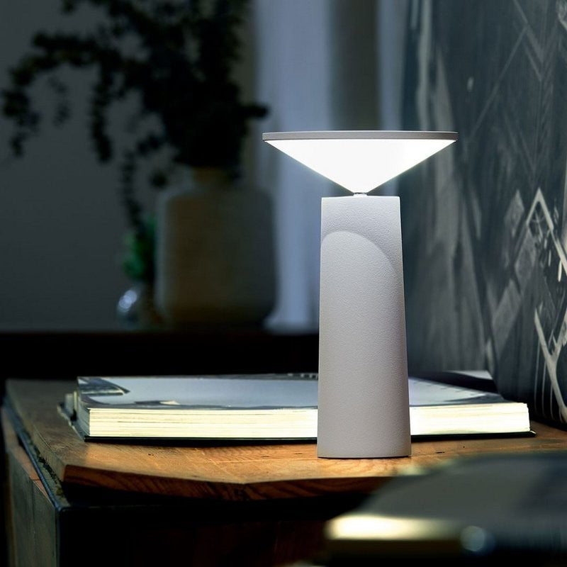 Schlanke minimalistische kabellose dimmbare Tischlampe mit dreh- und neigbarem Kopf
