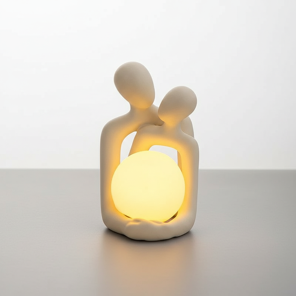 Skulpturel bordlampe i mat keramik med kugleform og indirekte lys