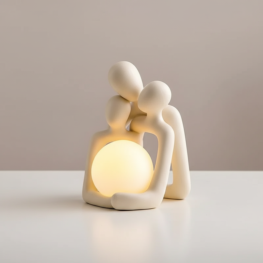 Skulpturel bordlampe i mat keramik med kugleform og indirekte lys
