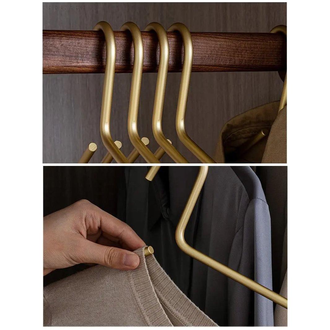 Sæt med solide metalbøjler til tøj med mat finish og skridsikker overflade