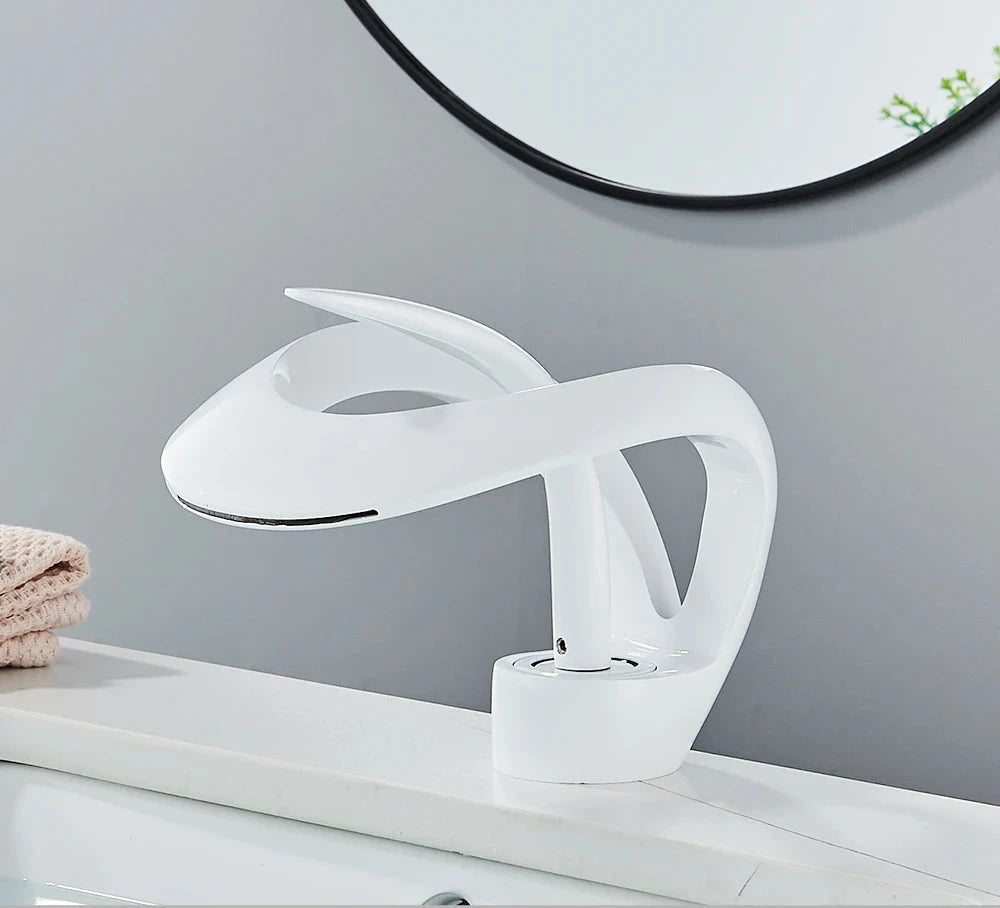 Minimalistisk badeværelseshane med vandfaldstuds, etgrebsdesign og blandingsbatteri til håndvask