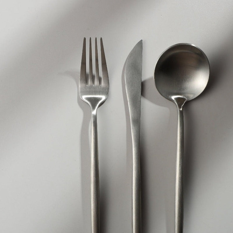 Elegant, minimalistisk og moderne bestiksæt i rustfrit stål