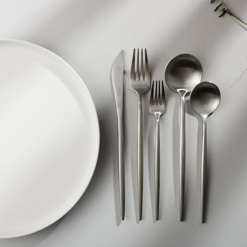 Elegant, minimalistisk og moderne bestiksæt i rustfrit stål