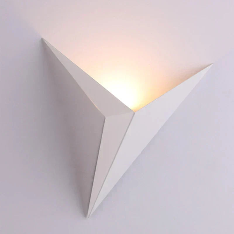Minimalistische dreieckige nordische Eisen-Wandleuchte für den Innenbereich und Treppen