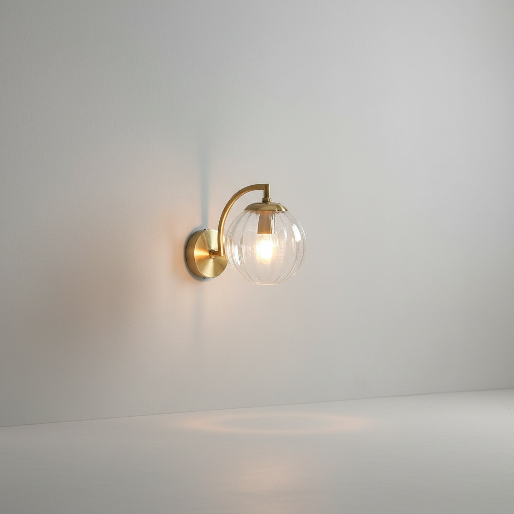 Nordische minimalistische Wandleuchte aus Metall mit schlanker Glassphäre