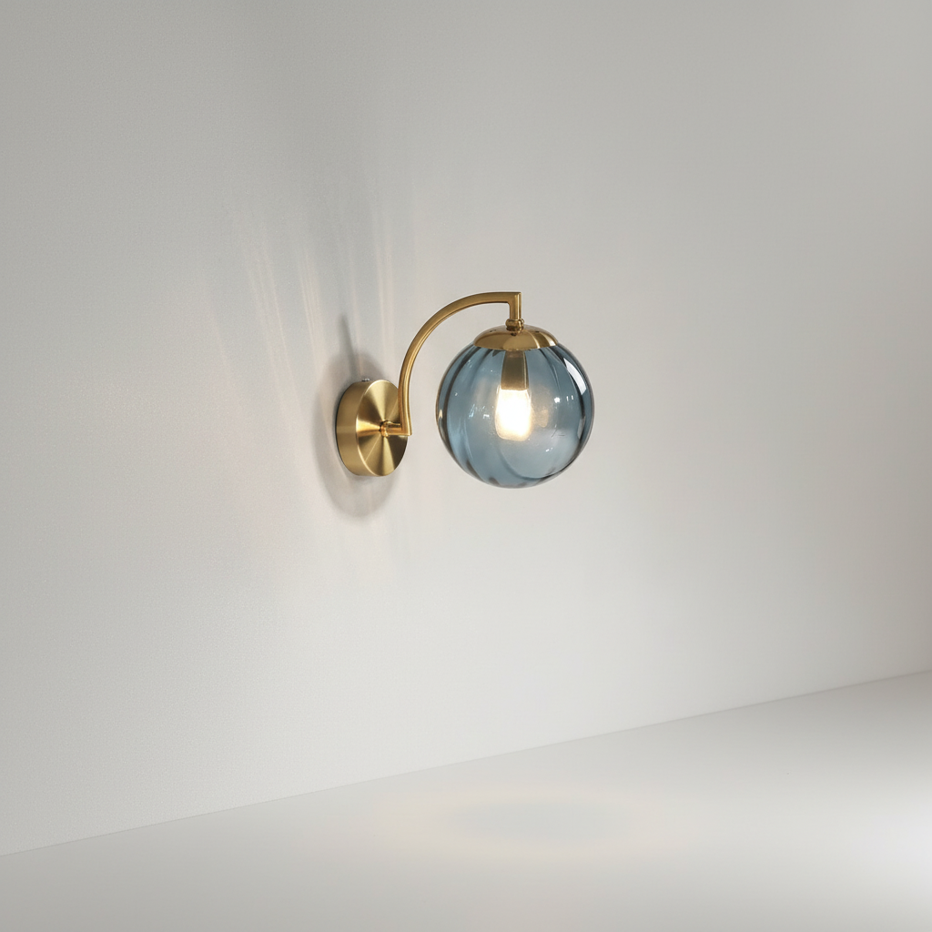 Nordische minimalistische Wandleuchte aus Metall mit schlanker Glassphäre
