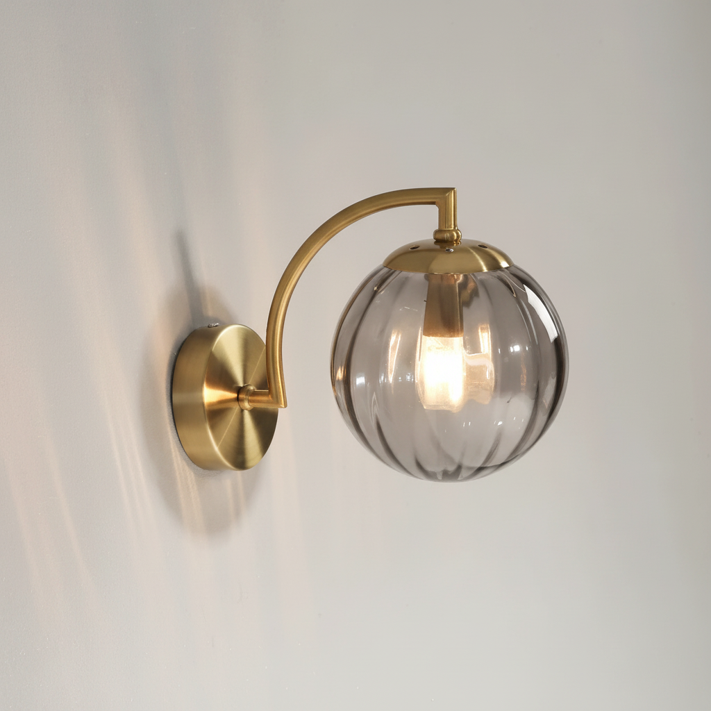 Nordische minimalistische Wandleuchte aus Metall mit schlanker Glassphäre