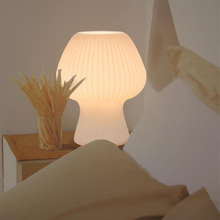 Vintage bordlampe i rillet glas med svampeform til sengebordet