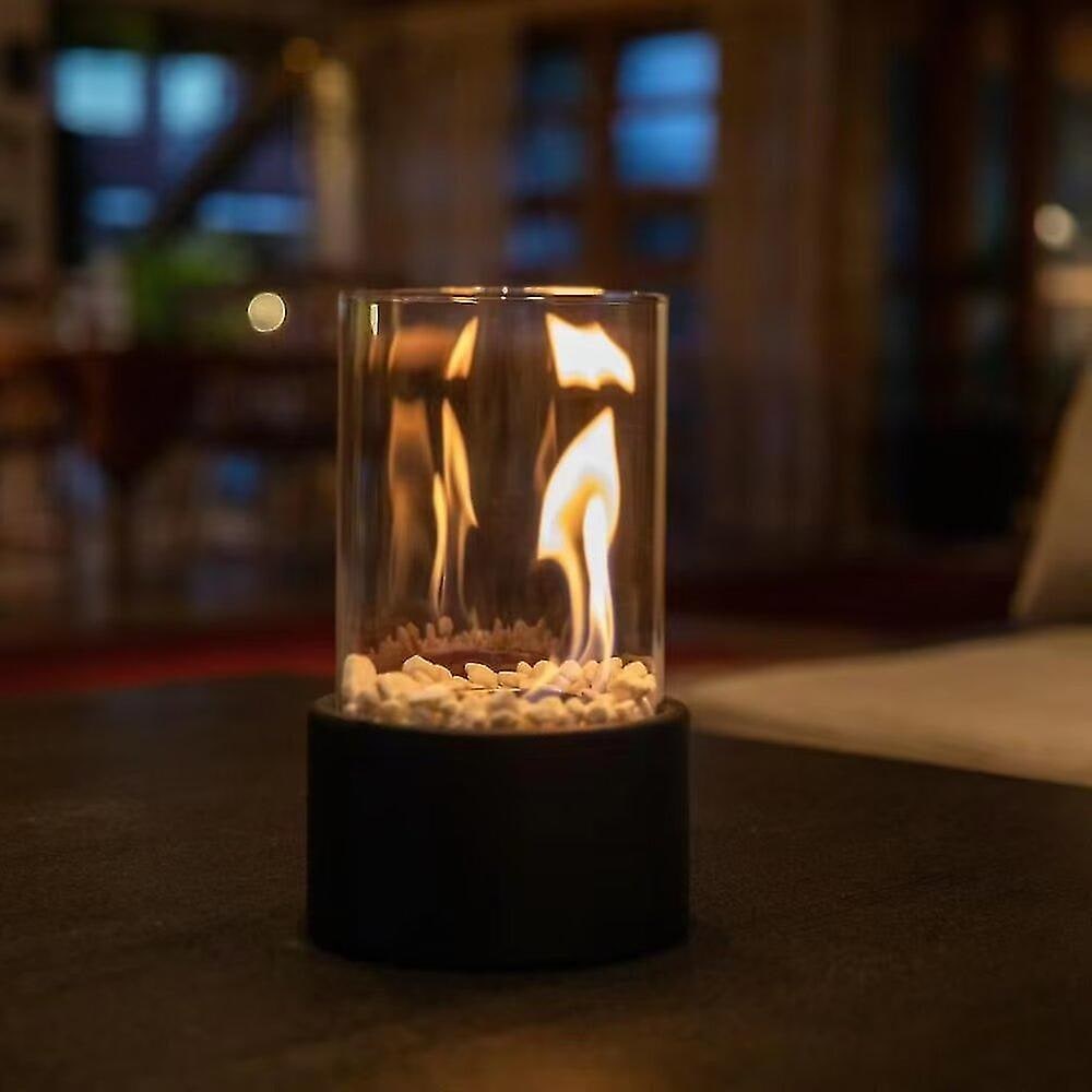 Klassische Tischlampe mit Glaszylinder, Flamme und Ölbetrieb