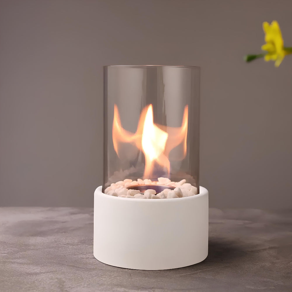 Klassische Tischlampe mit Glaszylinder, Flamme und Ölbetrieb