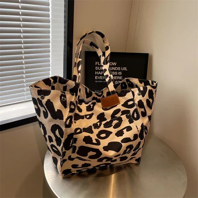 Oversized rummelig skuldertaske i kanvas med leopardmønster