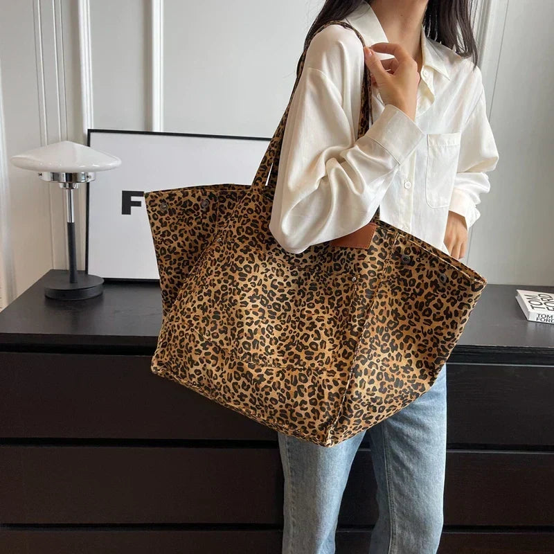 Oversized rummelig skuldertaske i kanvas med leopardmønster