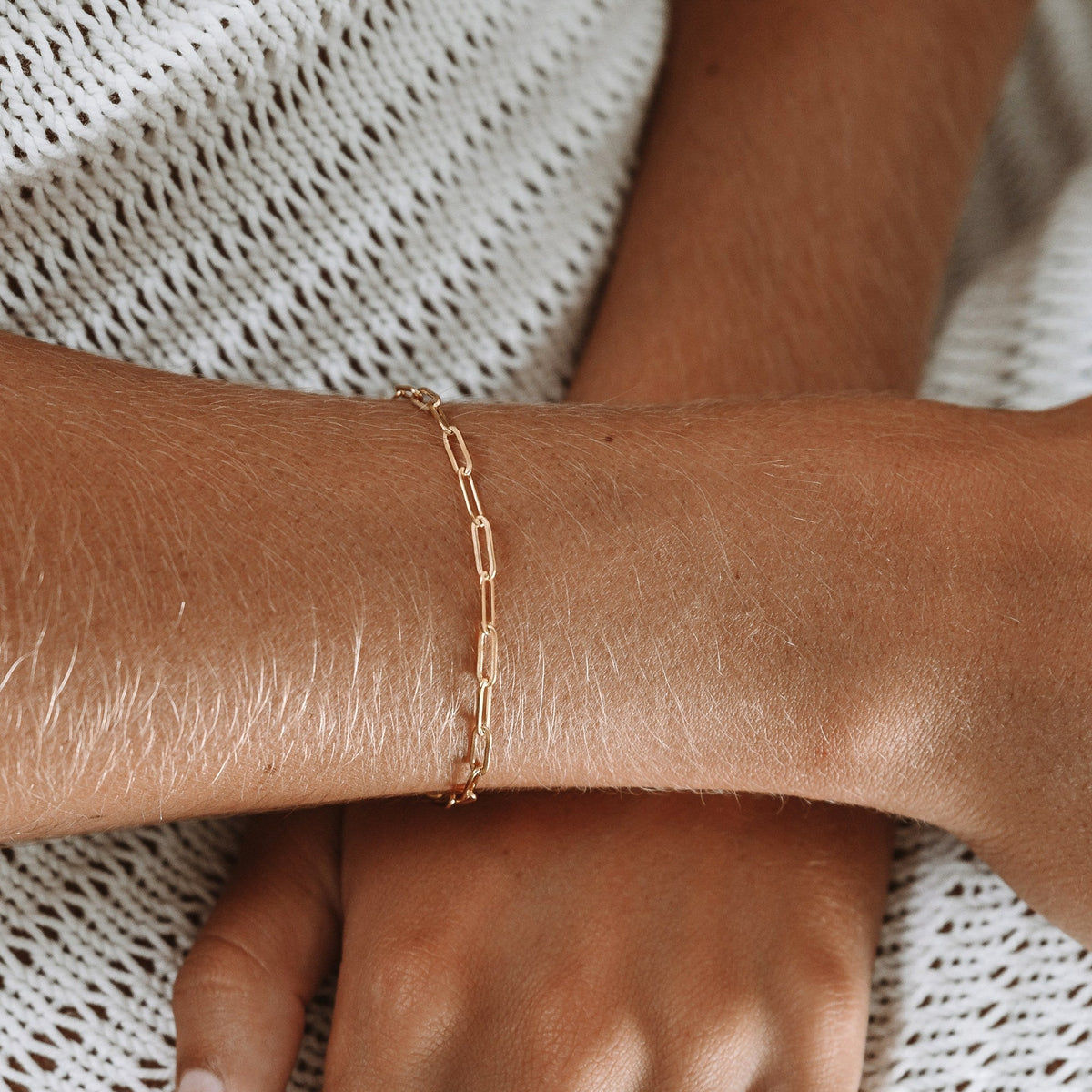 Minimalistisk justerbart armbånd med papirclipsled, guldbelagt kæde