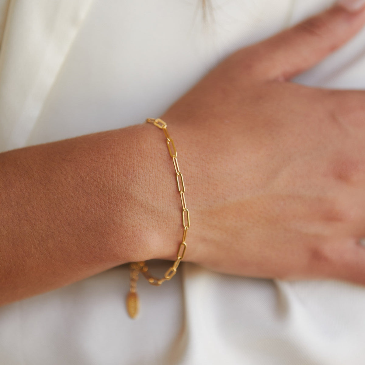 Minimalistisk justerbart armbånd med papirclipsled, guldbelagt kæde