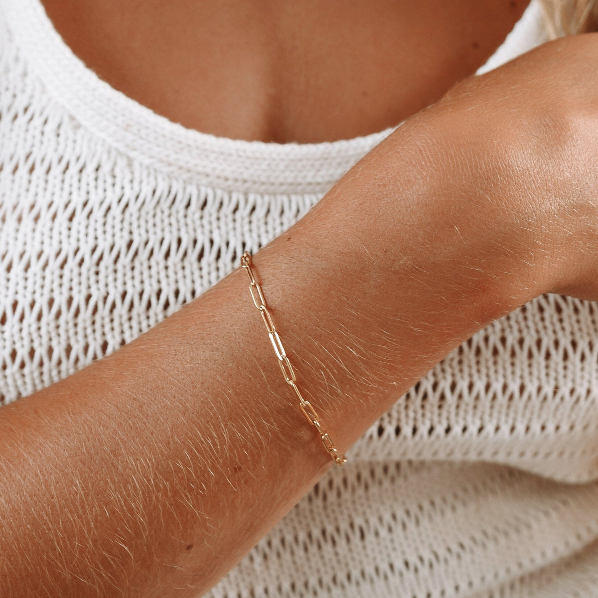 Minimalistisk justerbart armbånd med papirclipsled, guldbelagt kæde