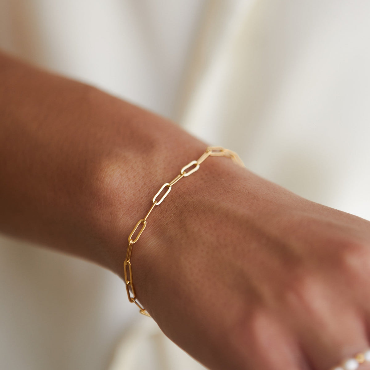 Minimalistisk justerbart armbånd med papirclipsled, guldbelagt kæde