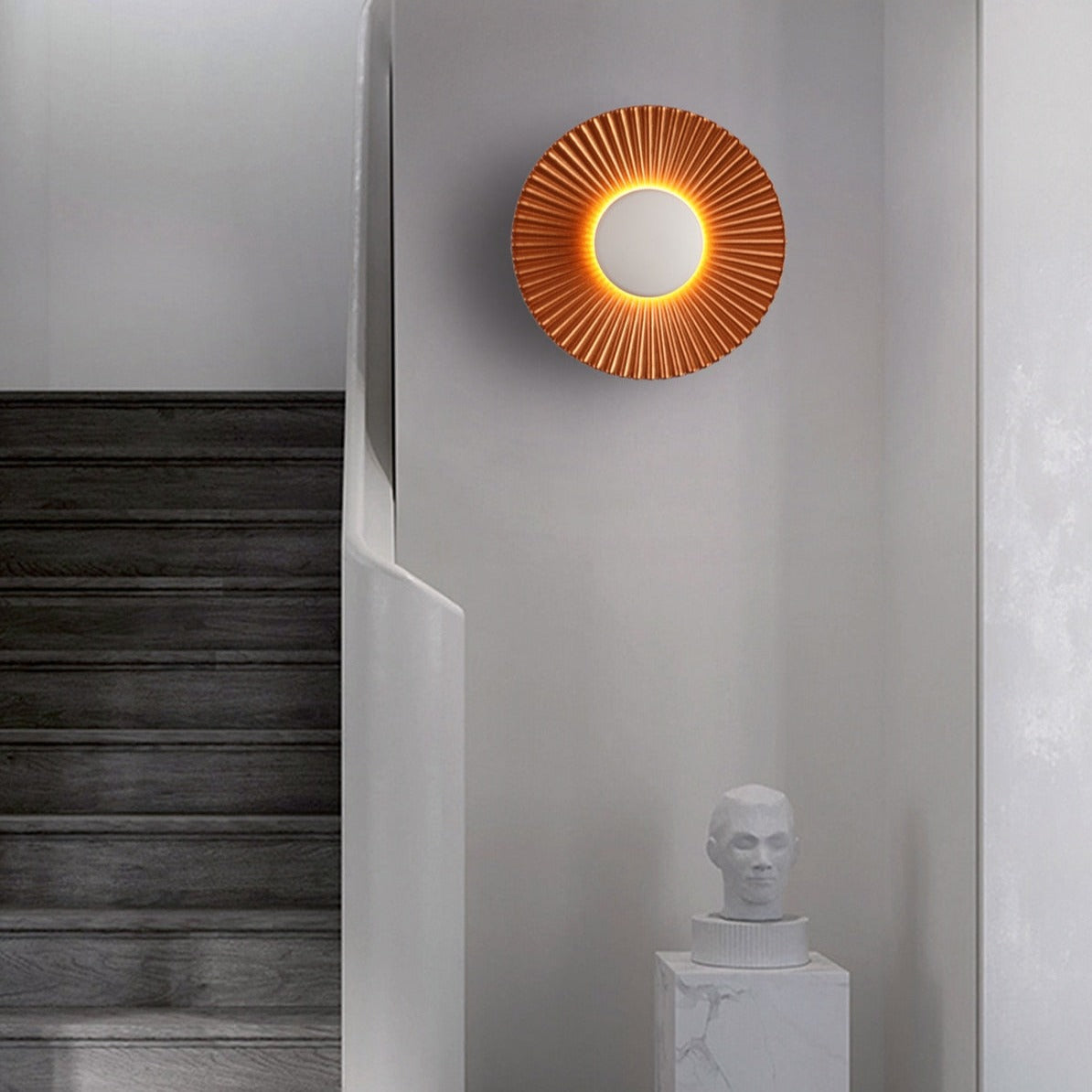 Moderne skulpturale Wandleuchte mit strukturierten metallischen Sonnenstrahlen