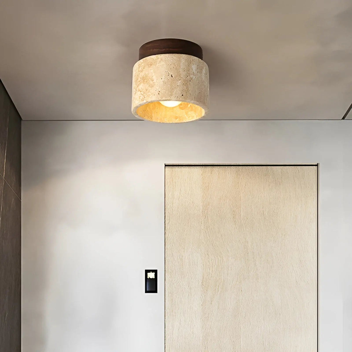 Rustikale Deckenleuchte aus Travertin und Holz im Wabi-Sabi-Stil