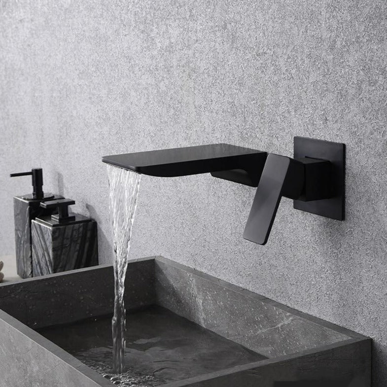 Minimalistisk berøringsfri vandfaldshane til badeværelset, vægmonteret med massivt design