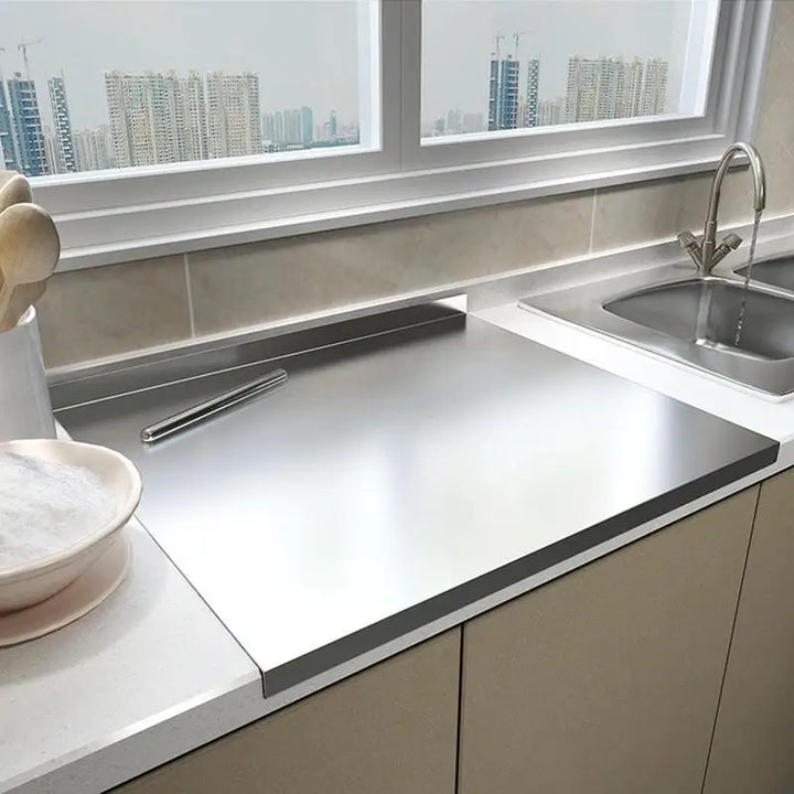 Rutschfestes Schneidebrett aus Edelstahl mit erhöhtem Rand