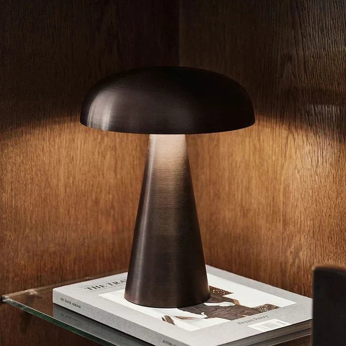 Dæmpbar ledningsfri bordlampe i jern og akryl med svampeform