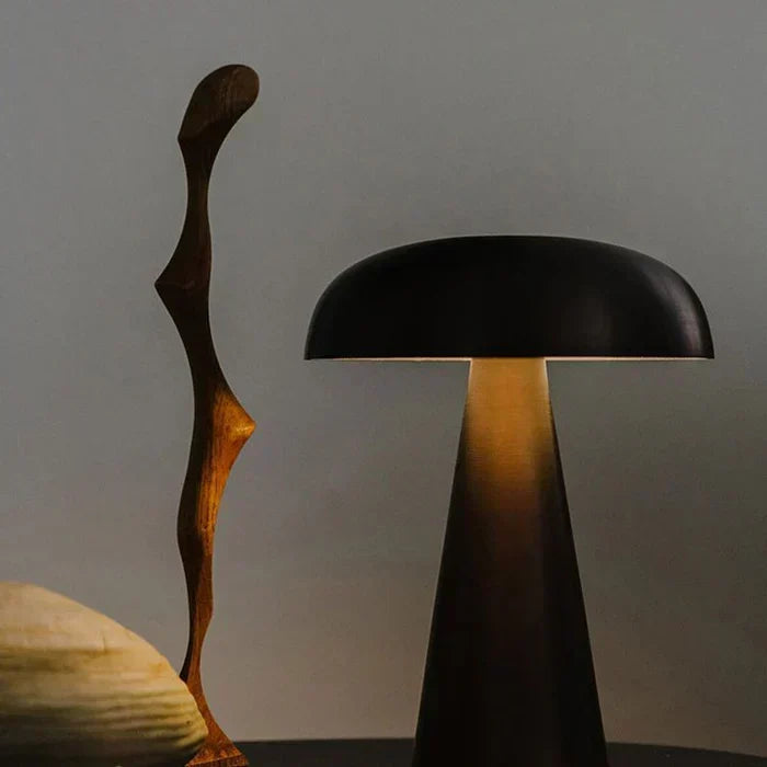 Dæmpbar ledningsfri bordlampe i jern og akryl med svampeform