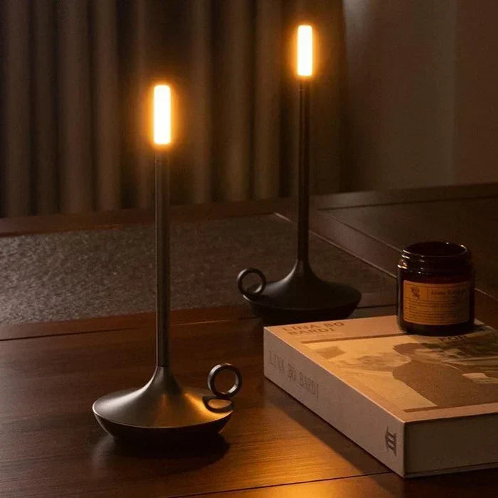 Elegant genopladelig dæmpbar bordlampe i aluminium formet som et stearinlys