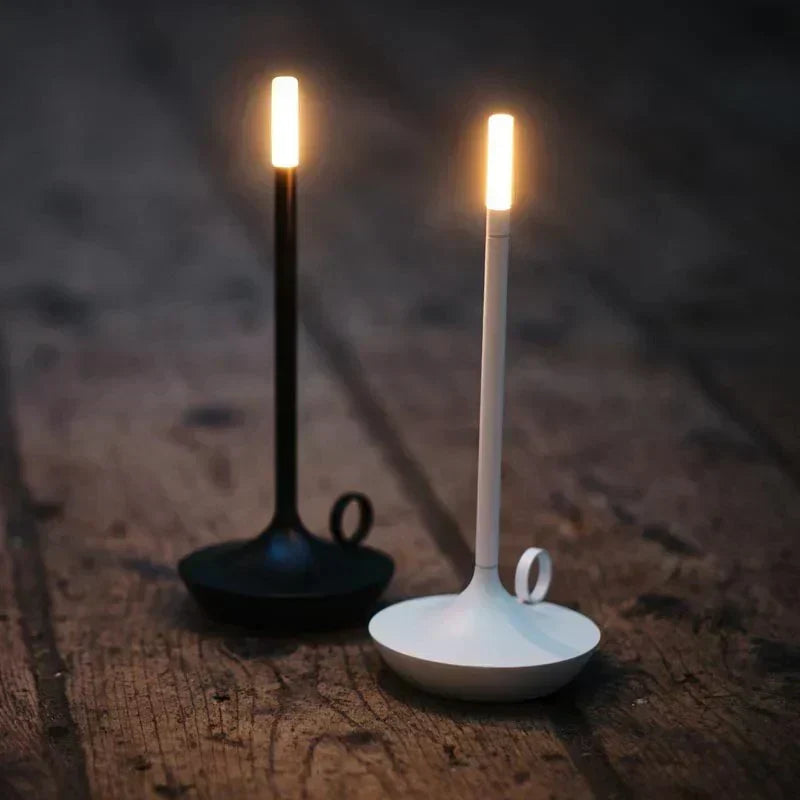 Elegant genopladelig dæmpbar bordlampe i aluminium formet som et stearinlys