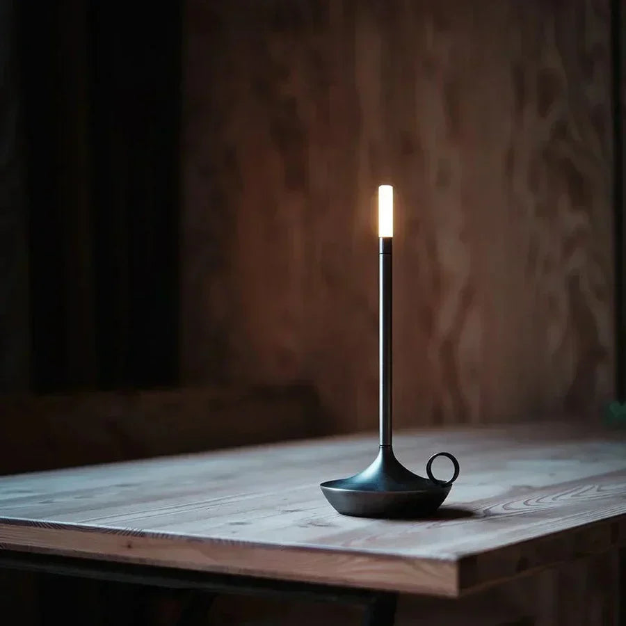 Elegant genopladelig dæmpbar bordlampe i aluminium formet som et stearinlys
